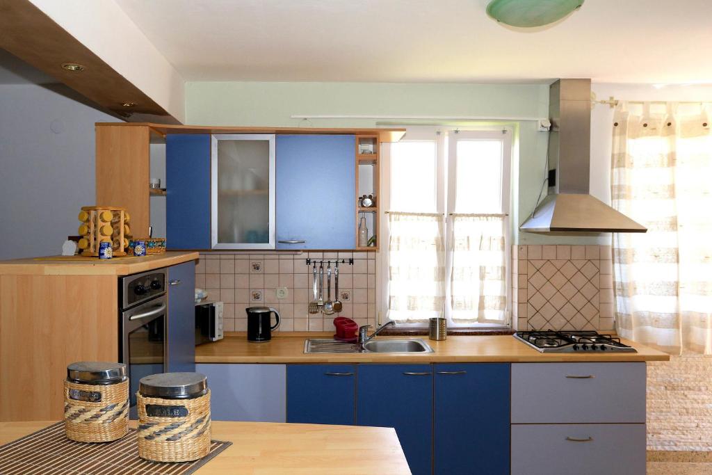 House KIA photo 4