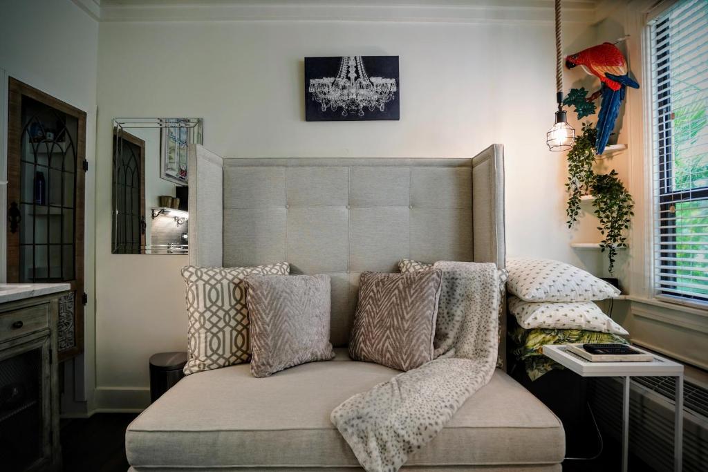 Palm Beach Historic Hotel Petite Retreat 1 block to beach! New bed! Improved Internet! Valet parking included! photo 2