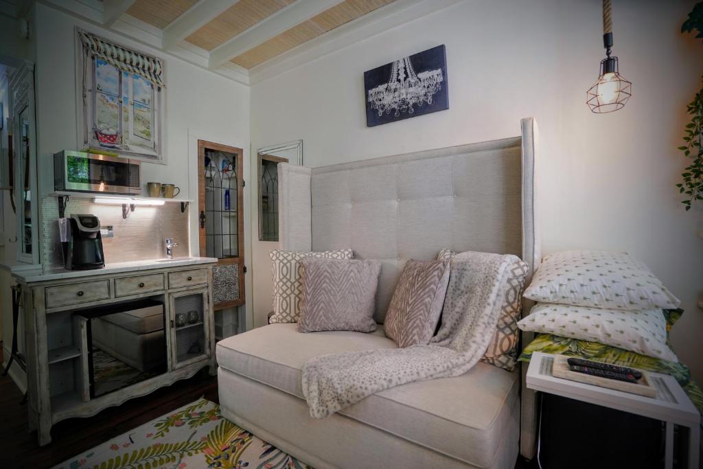 Palm Beach Historic Hotel Petite Retreat 1 block to beach! New bed! Improved Internet! Valet parking included! photo 1