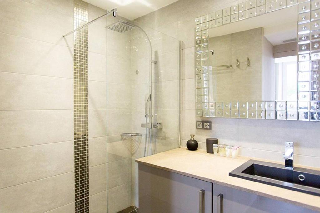 1 bedroom in front of the Palais! photo 2