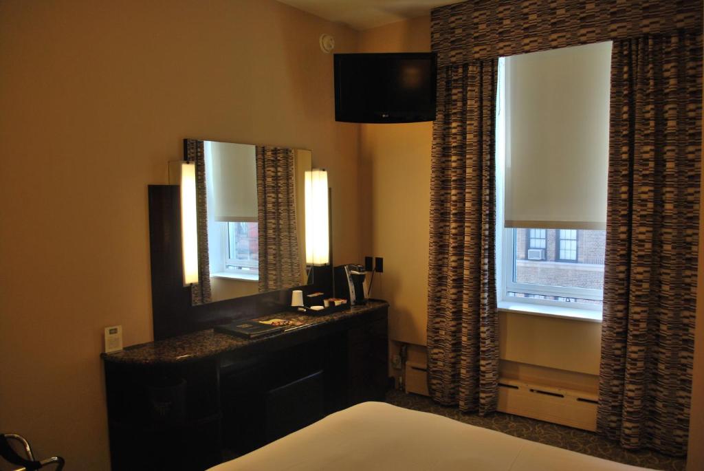 Двухместный (Улучшенный номер с кроватью размера «queen-size»), Washington Square Hotel