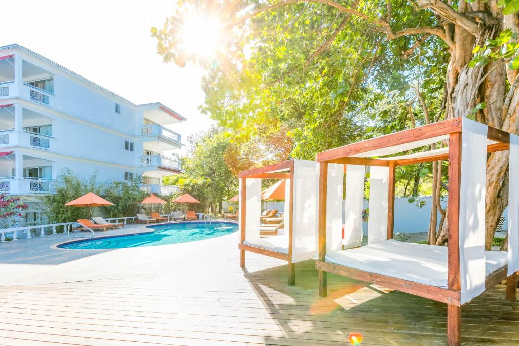 Royal Decameron Montego Beach Resort - All Inclusive photo 2