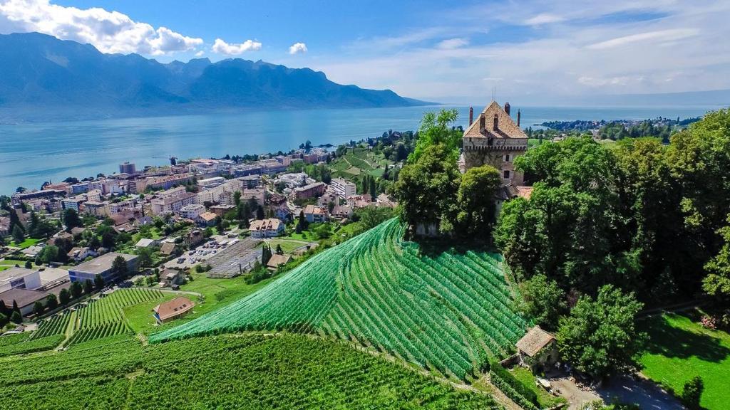 Montreux Castle - Charming Studio - Tap to explore photos