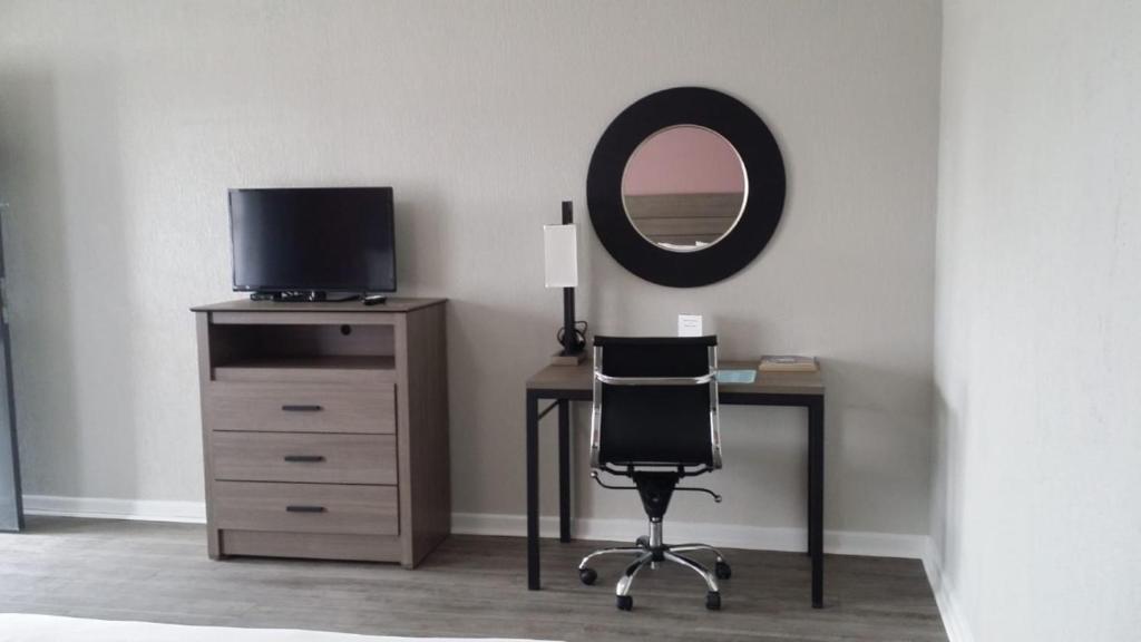 Econo Lodge Inn & Suites photo 4
