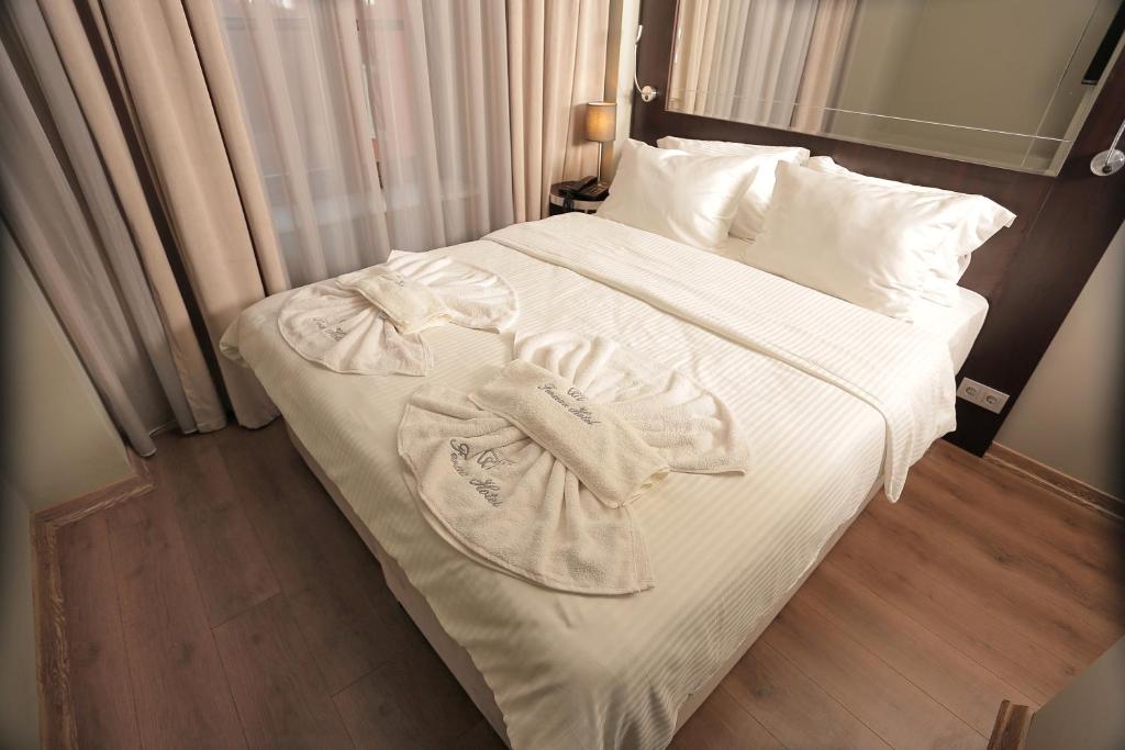 Ferman Pera Room Type - Deluxe Double Room