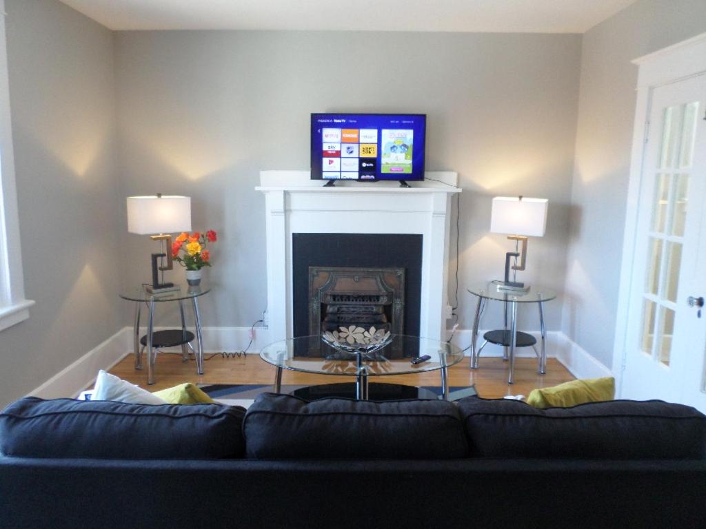 Bright, Clean, Private. In the Heart of Downtown! Parking, Wi-Fi and Netflix included photo 1
