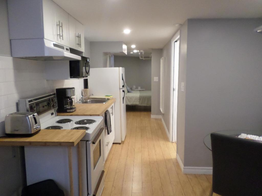 Fantastic and Modern Downtown 1-Bed Basement Apt., parking Wi-Fi and Netflix included photo 3
