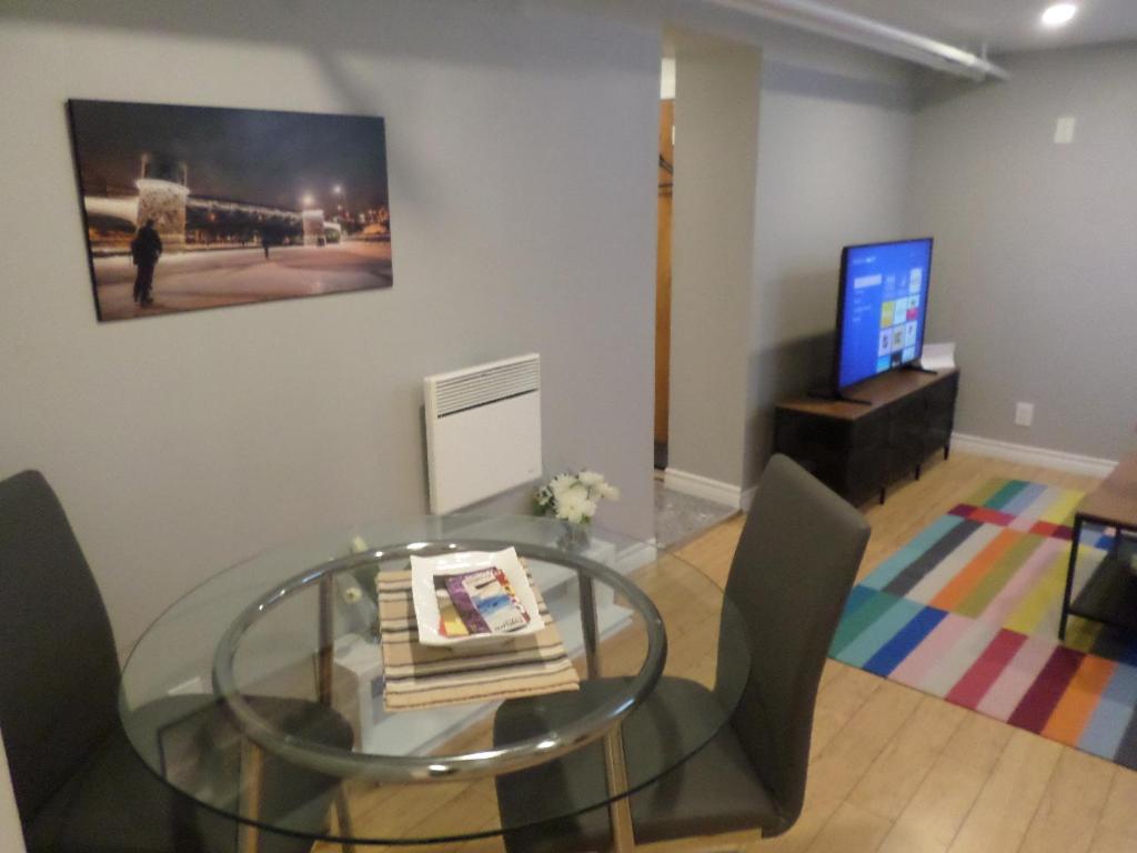 Fantastic and Modern Downtown 1-Bed Basement Apt., parking Wi-Fi and Netflix included photo 2