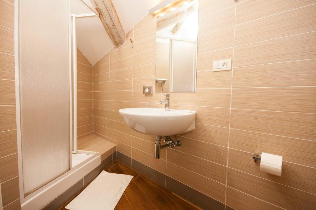 Апартаменты (Апартаменты с 3 спальнями в мансарде), Апартаменты Kozna Loft