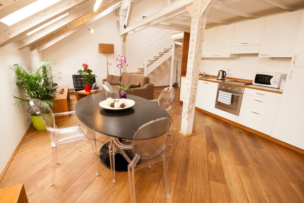 Апартаменты (Апартаменты с 3 спальнями в мансарде), Апартаменты Kozna Loft