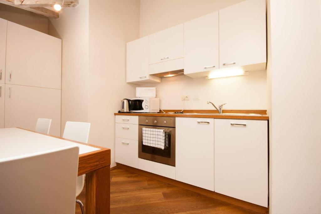Апартаменты (Апартаменты в мансарде с 2 спальнями), Апартаменты Kozna Loft