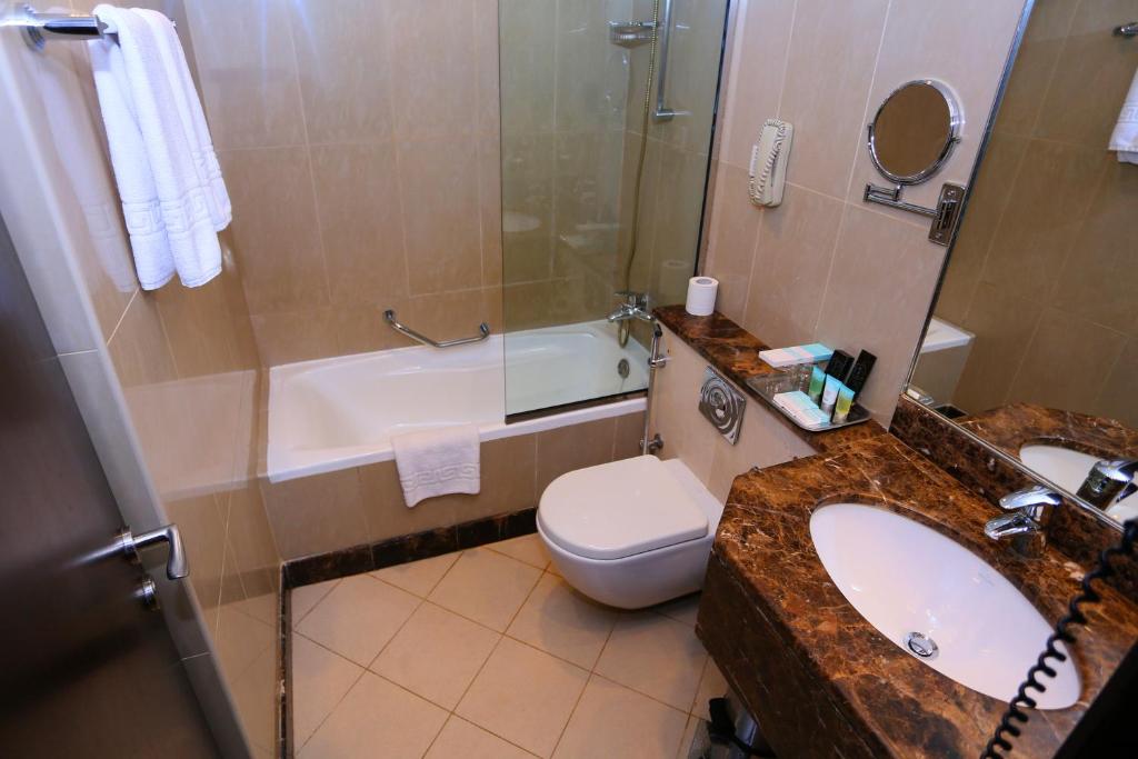 Сьюит (Семейный люкс с 1 спальней и видом на сад), Отель Al Hamra Hotel