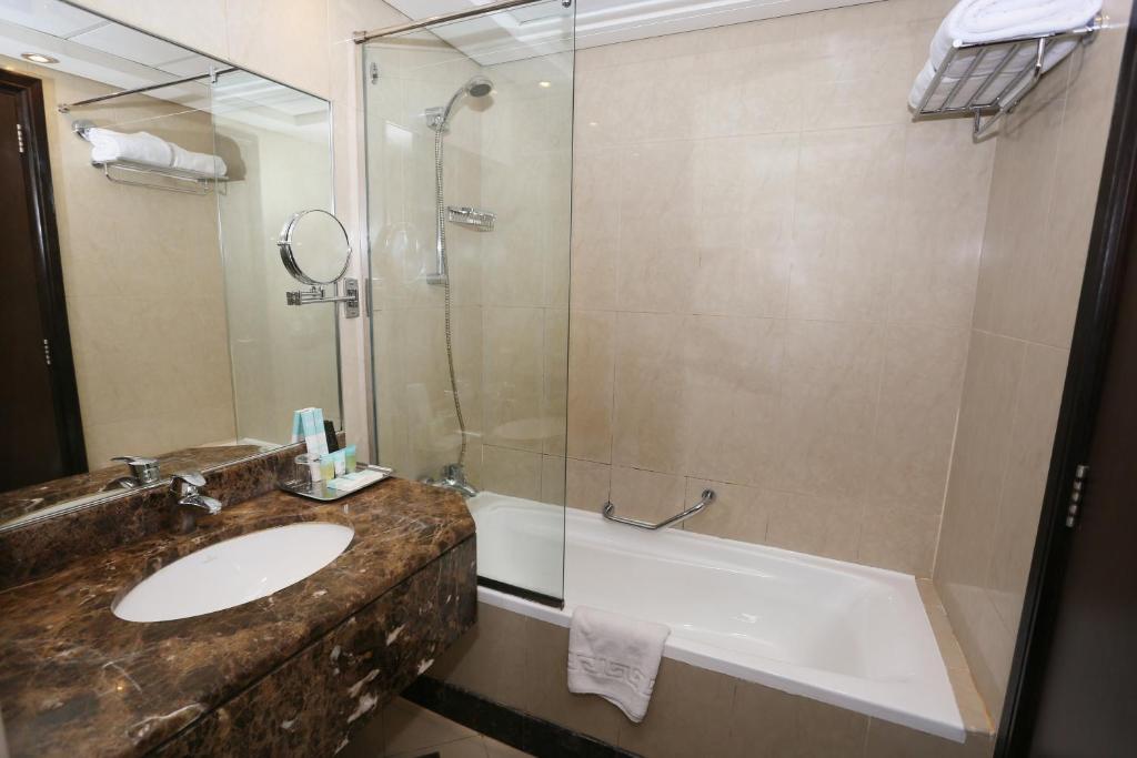 Двухместный (Номер Делюкс с кроватью размера «queen-size»), Отель Al Hamra Hotel