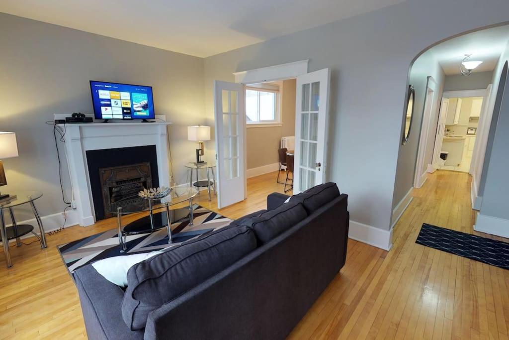 Bright, Clean, Private. In the Heart of Downtown! Parking, Wi-Fi and Netflix included photo 2