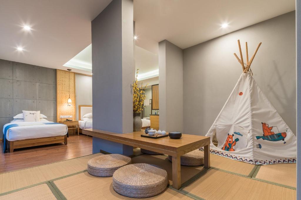 Семейный (Family Room with Tatami Area free afternoon tea available), Yangshuo Zen Garden Resort