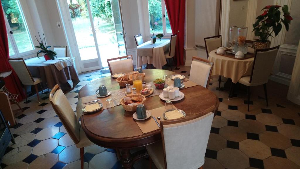 chateau de Pougy photo 1