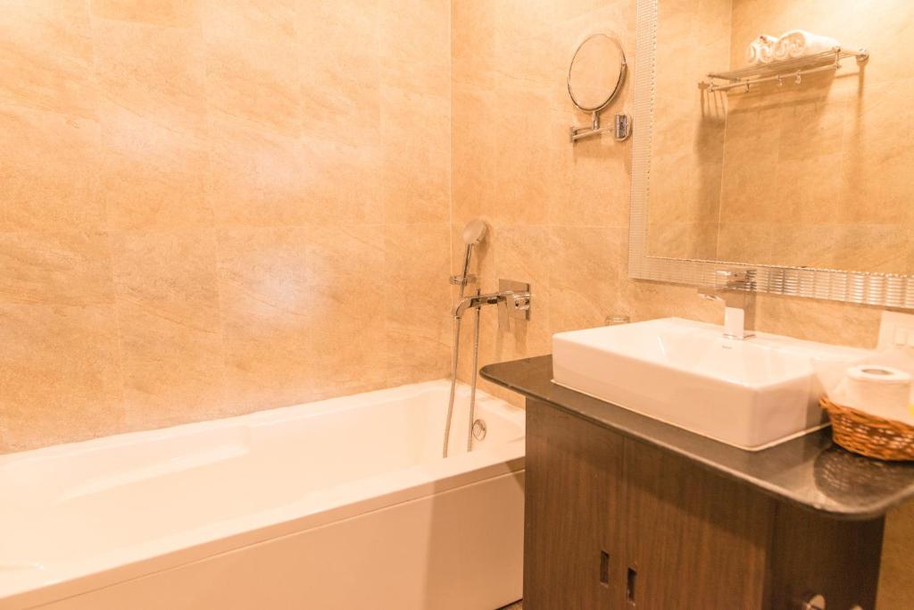 Семейный (Family Room with complimentary 10% discount on food and early check-in at 10 am), Hotel Buddha