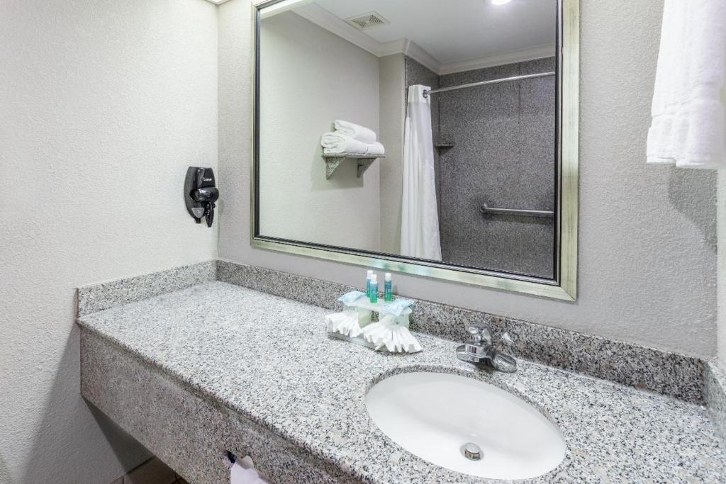 Holiday Inn Express Hotel and Suites Lake Charles, an IHG Hotel photo 4
