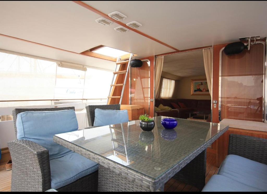 Johnny M Yacht photo 2