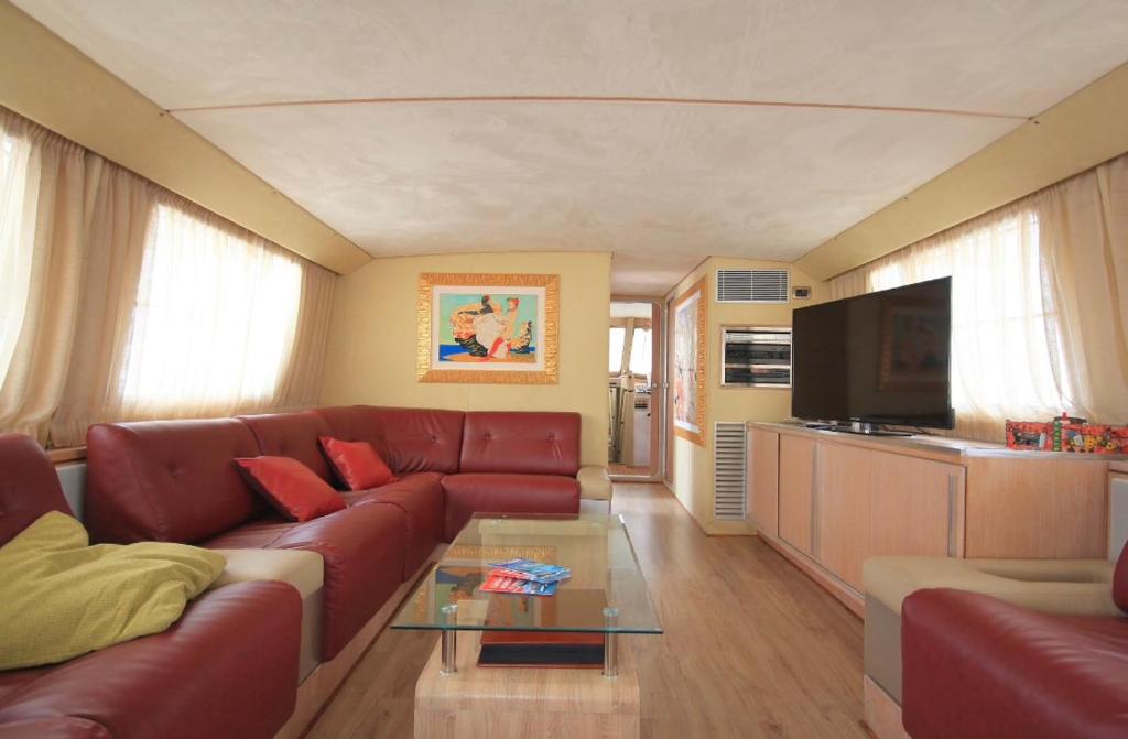Johnny M Yacht photo 3