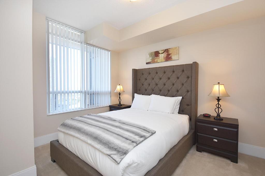 Royal Stays Furnished Apartments - Square One photo 2