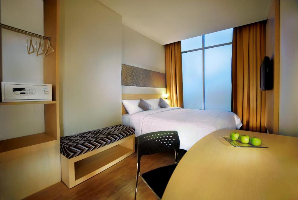 Двухместный (Улучшенный двухместный номер с 1 кроватью), Neo Hotel Melawai by ASTON