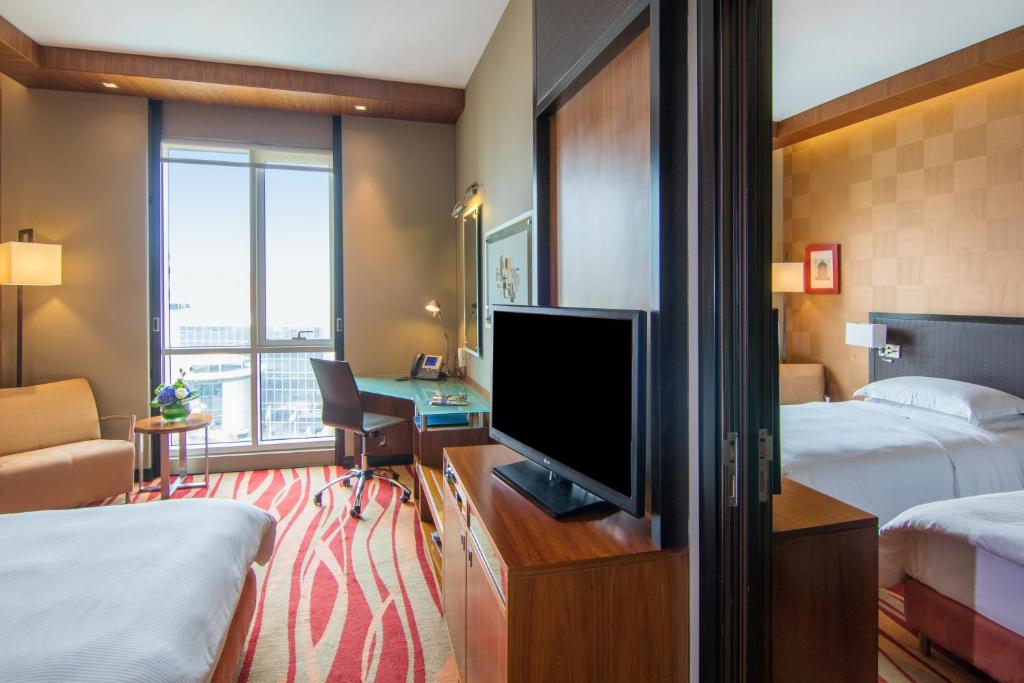 Семейный (Пакет услуг для семейного отдыха - Два смежных номера), Отель Radisson Blu Hotel, Dubai Media City