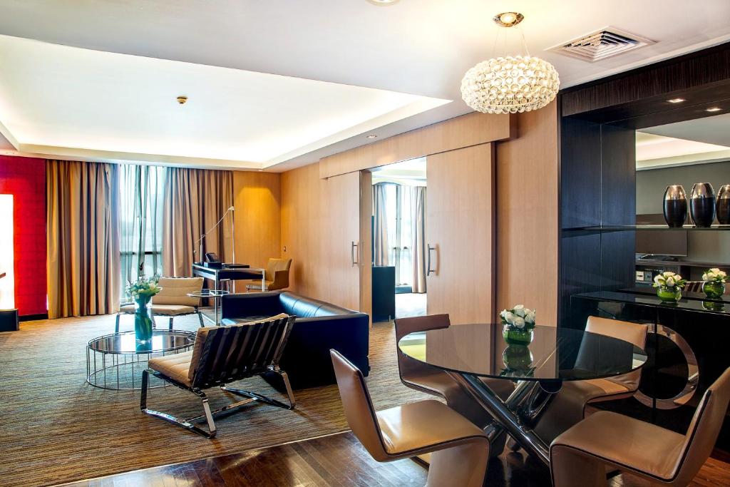 Сьюит (Люкс с 1 спальней и правом посещения лаунджа), Отель Radisson Blu Hotel, Dubai Media City