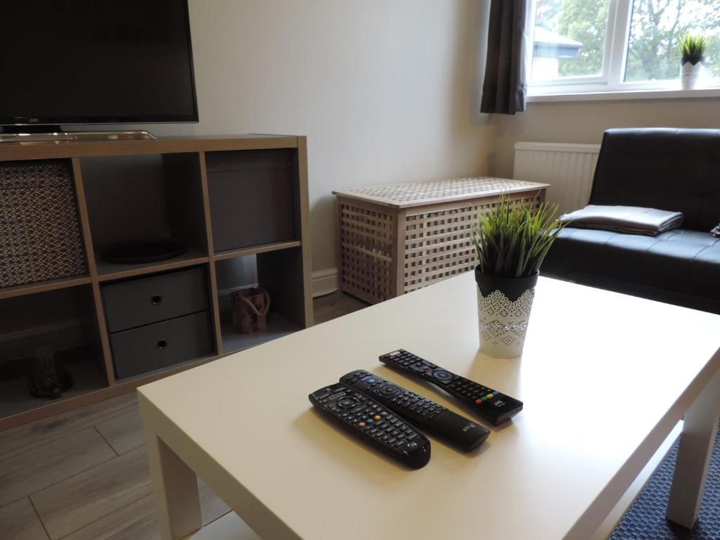 5 Bed Camberley Airport Accommodation - Tap to explore photos