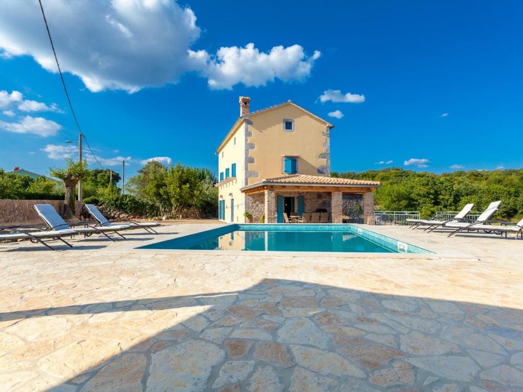 Gorgeous villa in Malinska with private pool photo 2