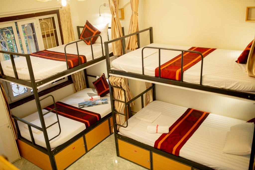 Номер (Кровать в 8-местном общем номере смешанного типа с балконом), Hanoi City Backpackers Hostel