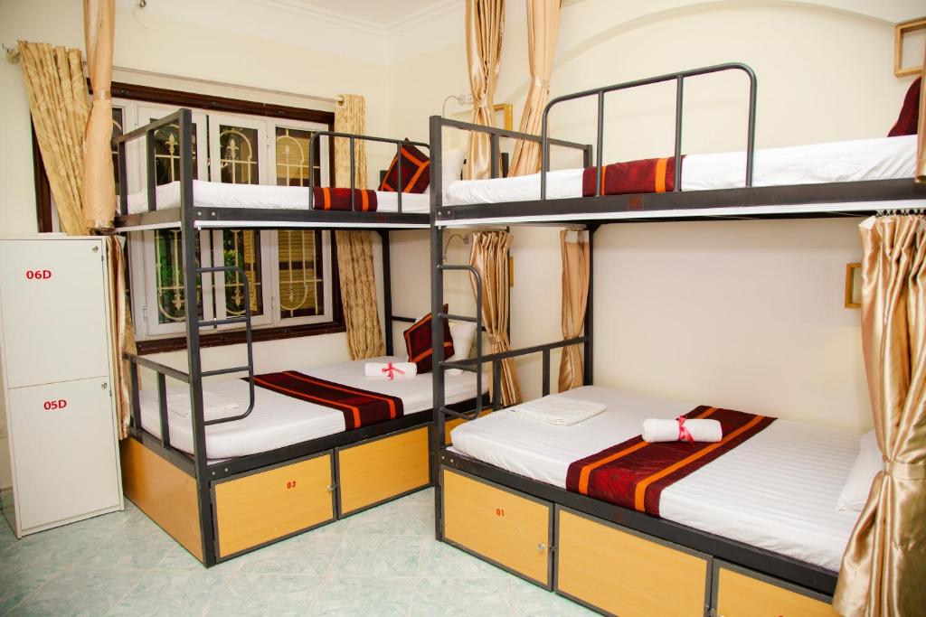 Номер (Кровать в 8-местном общем номере смешанного типа с балконом), Hanoi City Backpackers Hostel