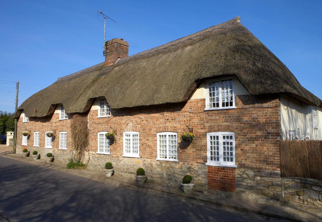 Yalbury Cottage - Tap to explore photos