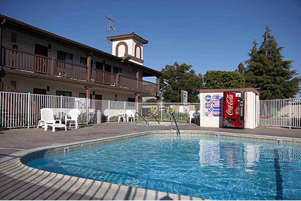 E-Z 8 Motel Newark image