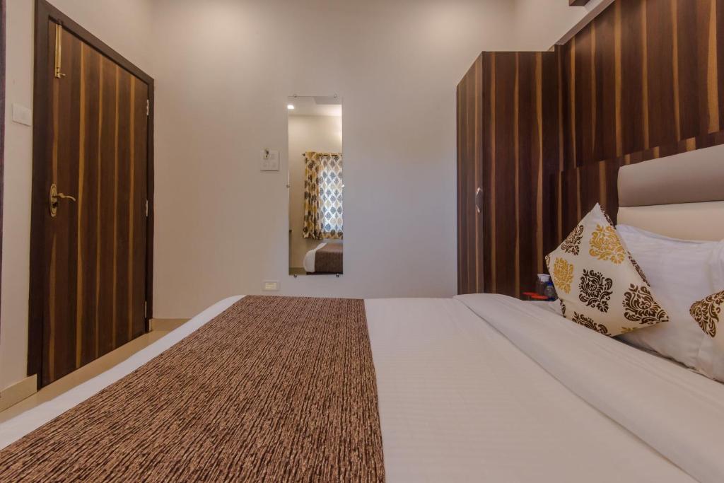 Двухместный (Двухместный номер Делюкс с 1 кроватью), OYO 10217 Hotel Golden Palms