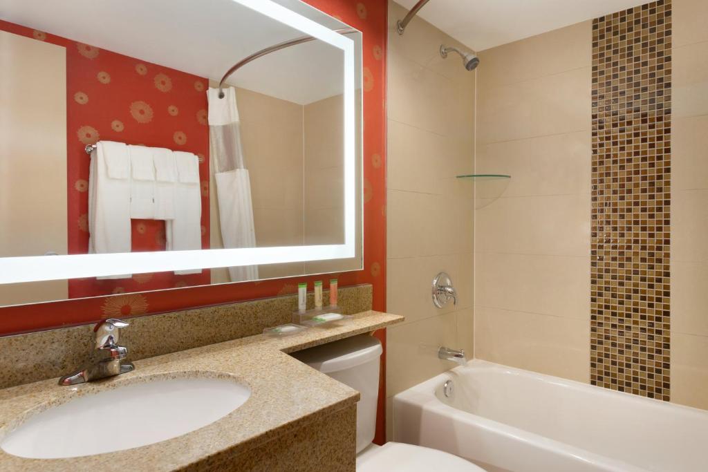 Park Inn By Radisson Toronto - Markham - Tap to explore photos