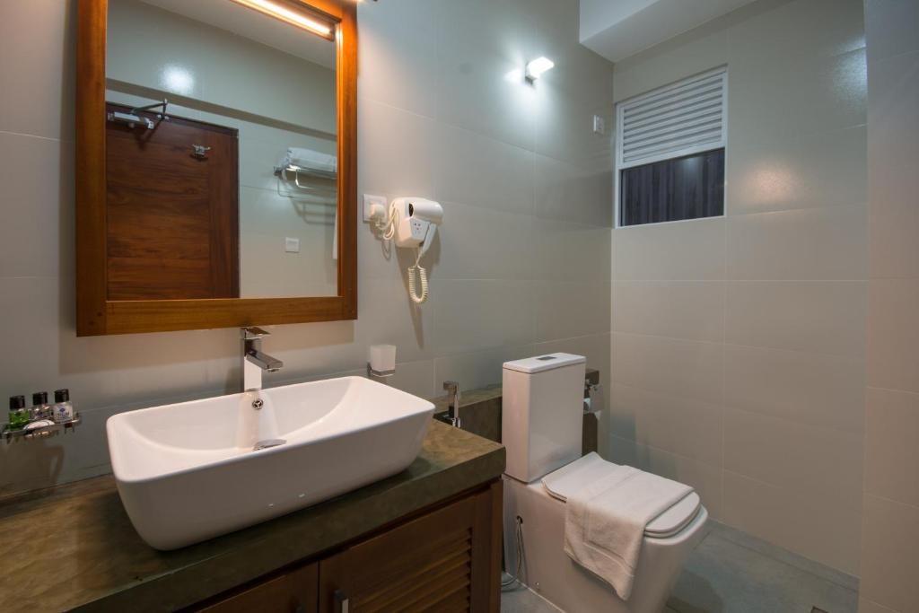 Двухместный (Deluxe Double or Twin Room with Balcony with free 24 hours Check in & Check out), Ceyloni Inn