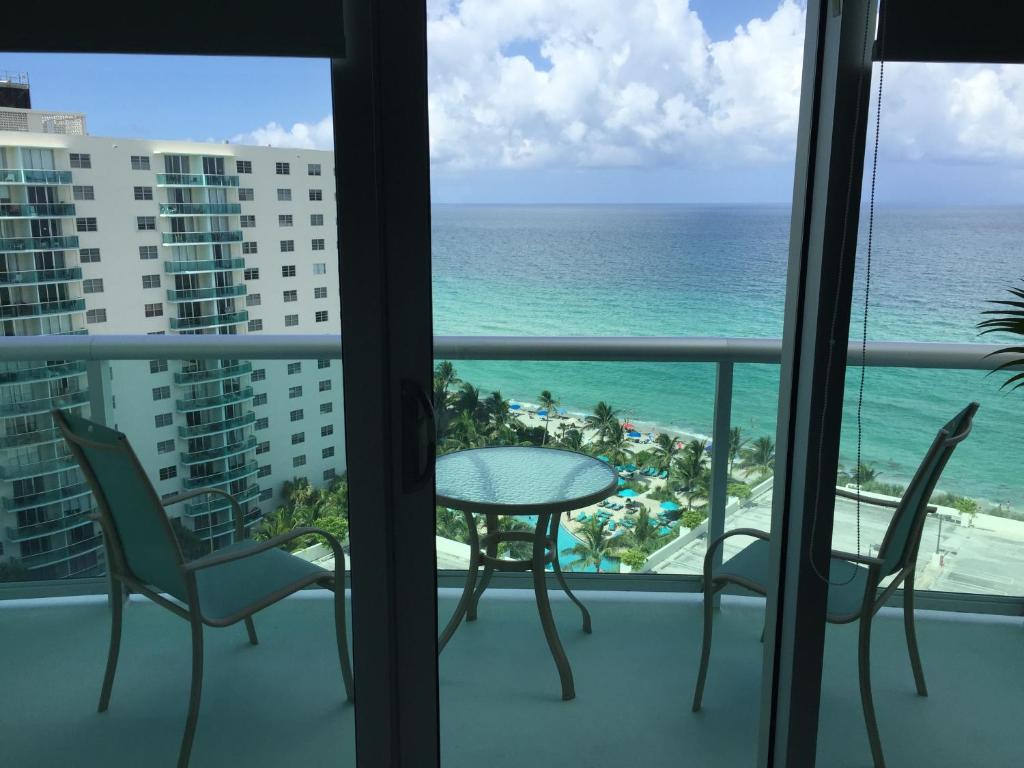 Hollywood on Beach Apartment image