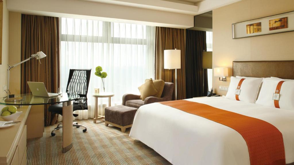 Двухместный (Premium King Room with Walking Shower and City View), Holiday Inn Qingdao Parkview