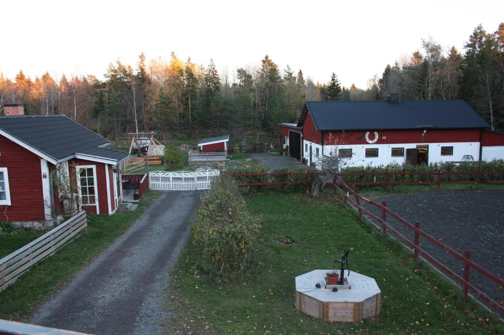 Haga gård och Stall photo 1