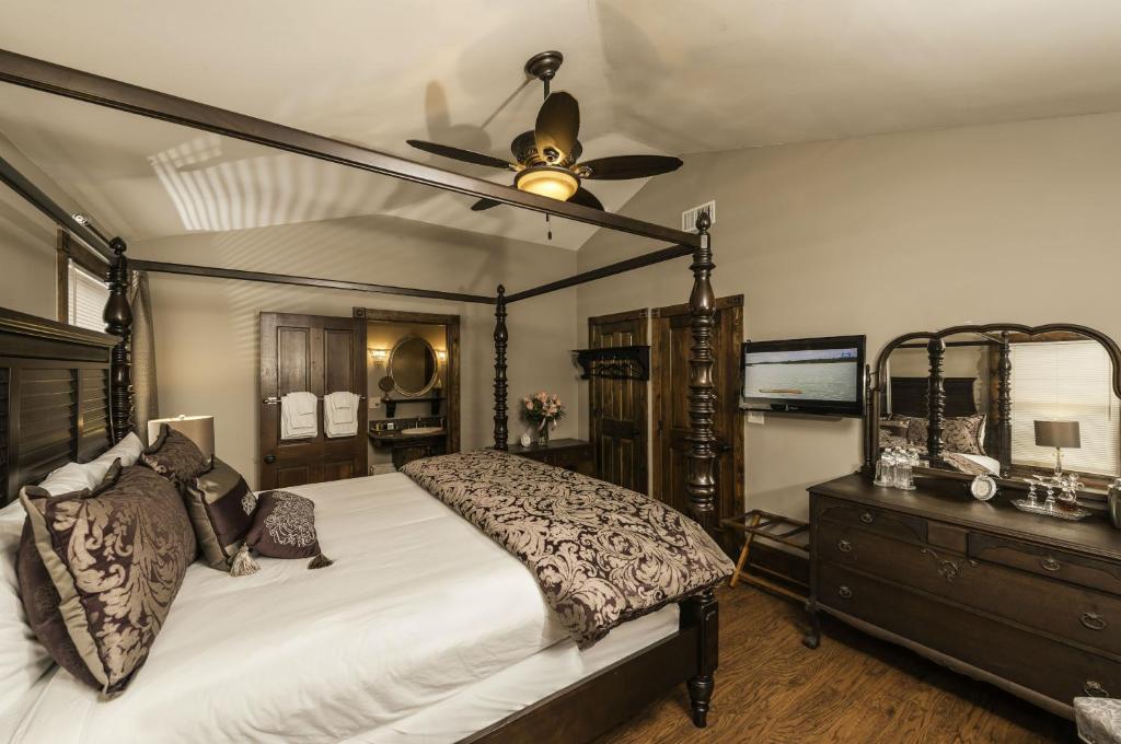 Carriage Way Inn Bed & Breakfast Adults Only - 21 years old and up photo 1