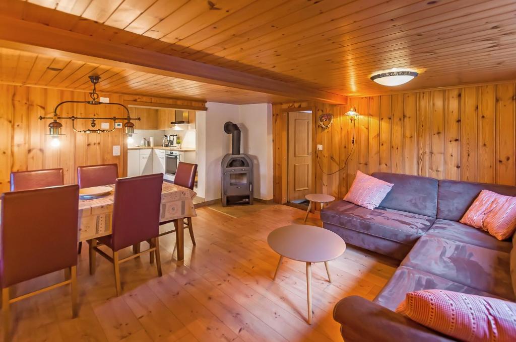 Charming Little Chalet for 6 People & Free Ski Lockers photo 1