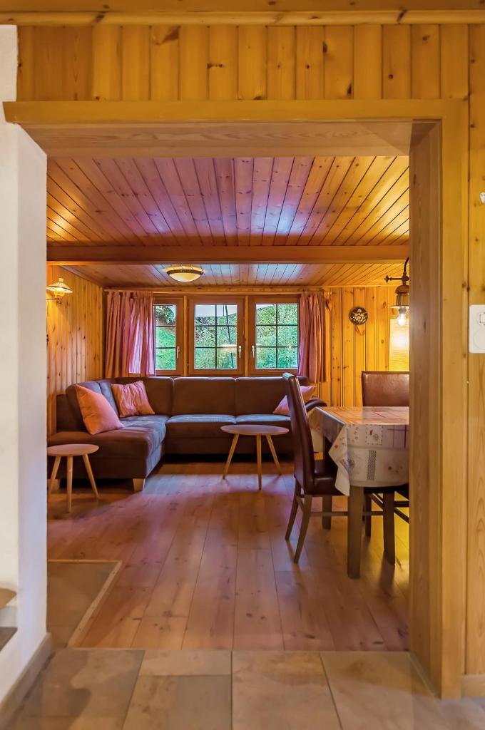Charming Little Chalet for 6 People & Free Ski Lockers photo 2