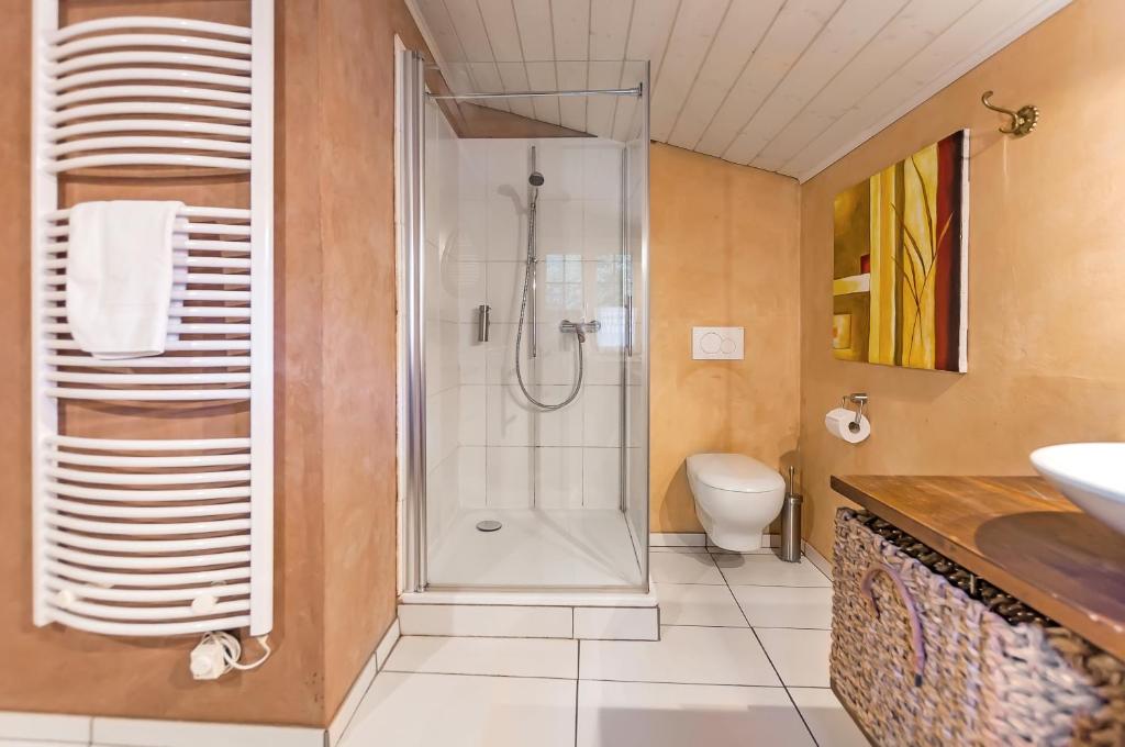 Charming Little Chalet for 6 People & Free Ski Lockers - Tap to explore photos