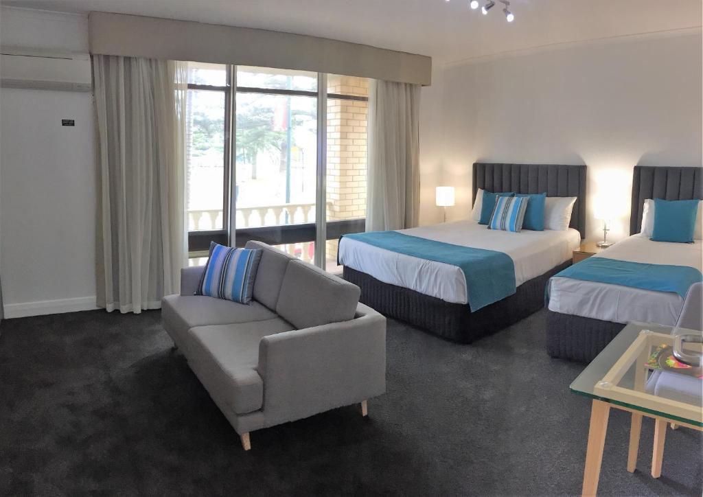 Ensenada Motor Inn and Suites photo 2