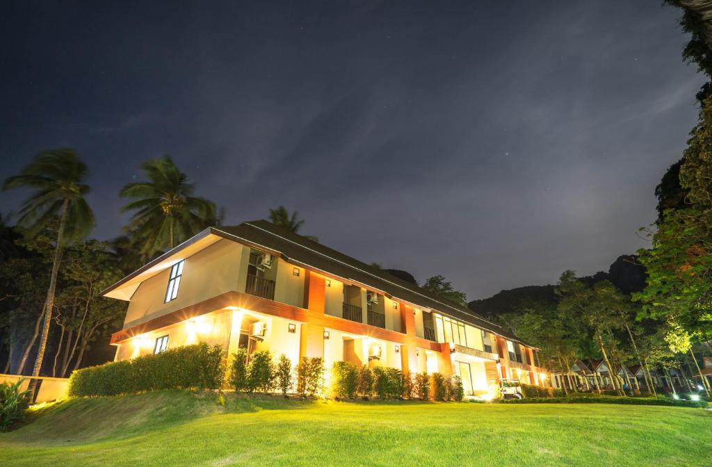 Tonsai Bay Resort photo 1