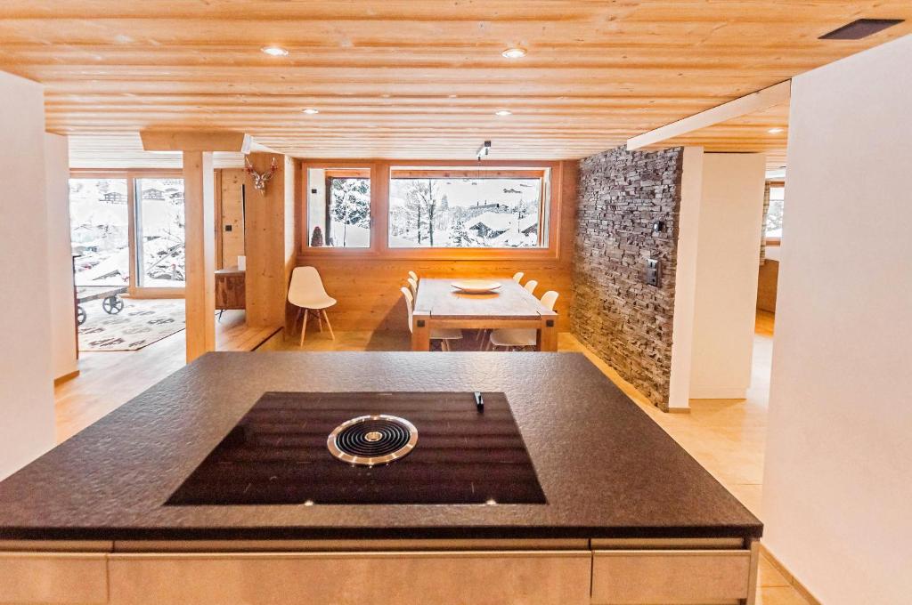 Chic Alpine Apartment for 5 - Perfect for skiers photo 4
