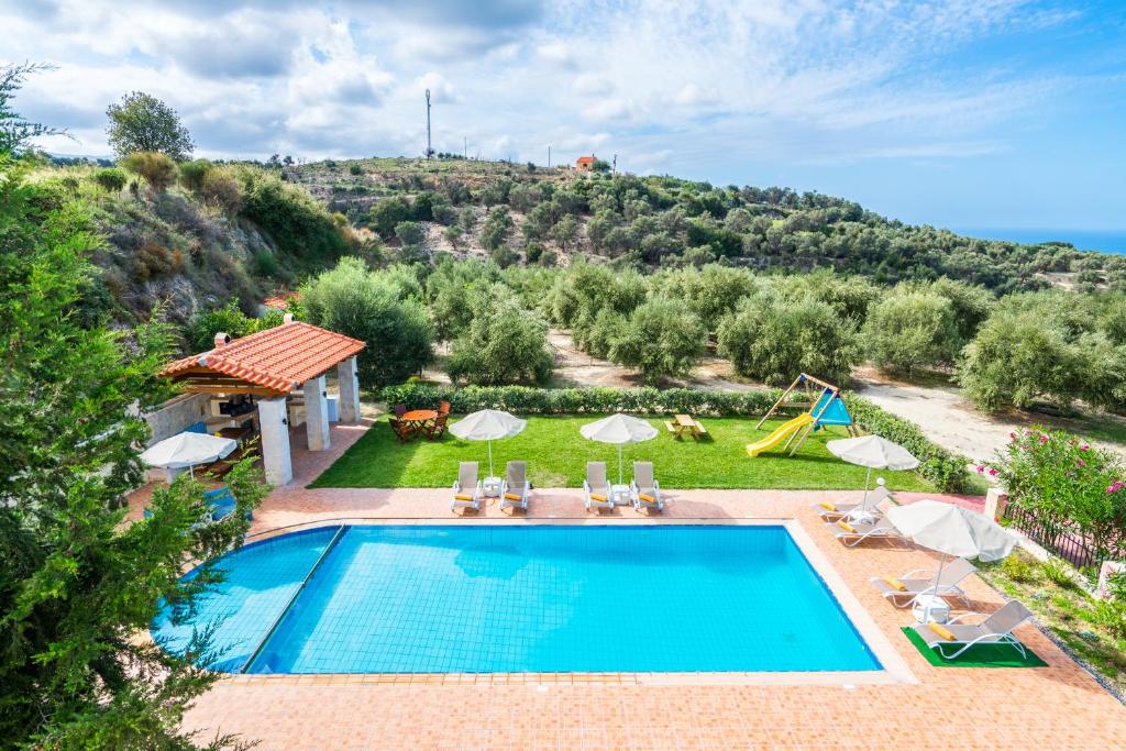 Villa Laga with Pool, 300m to Taverns, Childrens Area, BBQ! photo 1