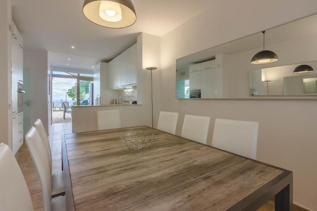 Villa Isabella, Luxury Villa with Heated Pool Ocean View in Adeje, Tenerife photo 4