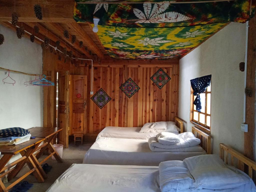 Номер (Кровать в общем 6-местном номере для мужчин и женщин), Tiger Leaping Gorge Horse and Tea Hostel